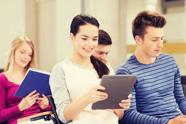 Grupo de estudiantes sonrientes con tableta pc —  Fotos de Stock