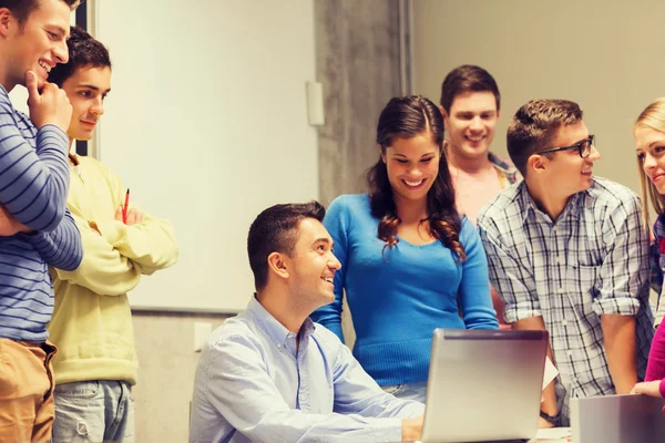 Grupo de alunos e professor com laptop — Fotografia de Stock