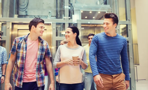 Groupe d'étudiants souriants avec des tasses à café en papier — Photo