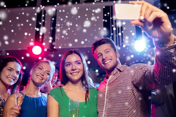 Vänner med glasögon och smartphone i club — Stockfoto