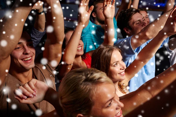 Gruppo di amici sorridenti al concerto nel club — Foto Stock