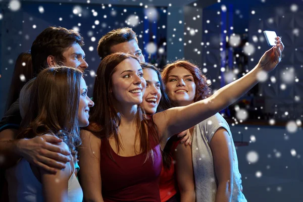 Vrienden met smartphone selfie met club — Stockfoto