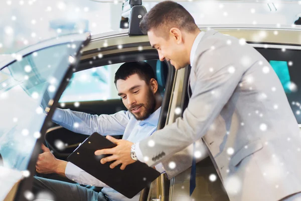 Homem feliz com negociante de carro em auto show ou salão de beleza — Fotografia de Stock