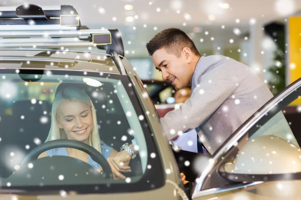 Happy woman with car dealer in auto show or salon — Stock Photo, Image