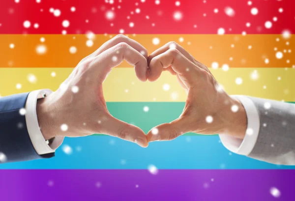 Nahaufnahme von männlich gay paar hände zeigen herz — Stockfoto