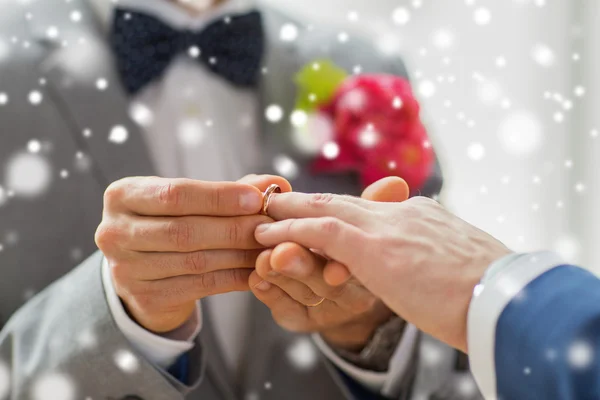 Close up of male gay couple hands and wedding ring — Stock Photo, Image