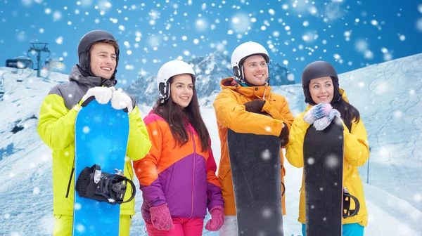 Amigos felizes com snowboards sobre montanhas — Fotografia de Stock