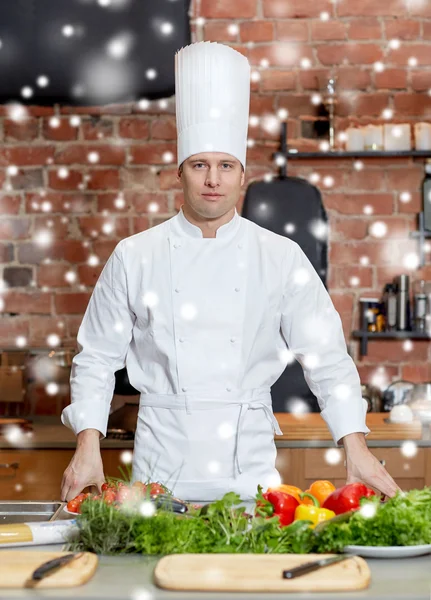 Glückliche männliche Koch kochen mit Gemüse in der Küche — Stockfoto