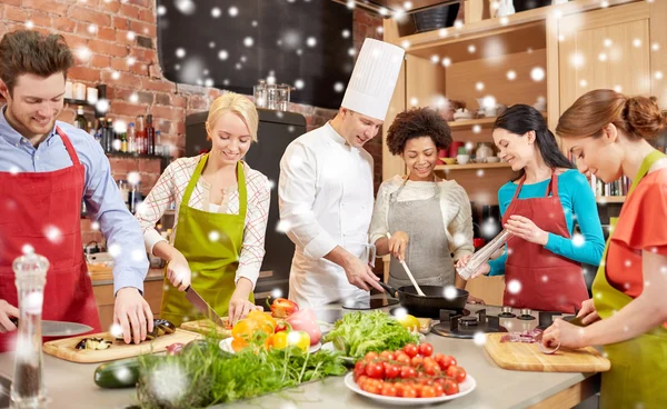 Щасливі друзі і шеф-кухар готують на кухні — стокове фото