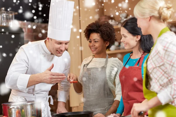 Femmes heureuses et chef cuisinier cuisine dans la cuisine — Photo