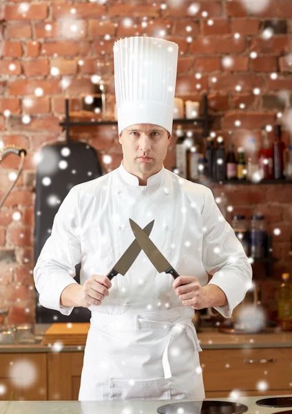 Cocinero macho feliz en cocina con cuchillo —  Fotos de Stock