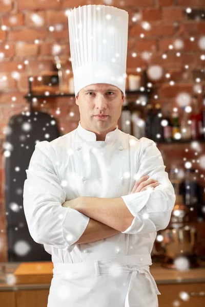 Gelukkig mannelijke chef-kok koken in de keuken van het restaurant — Stockfoto