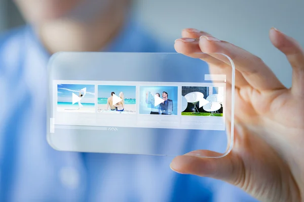 Close-up de mulher com smartphone transparente — Fotografia de Stock