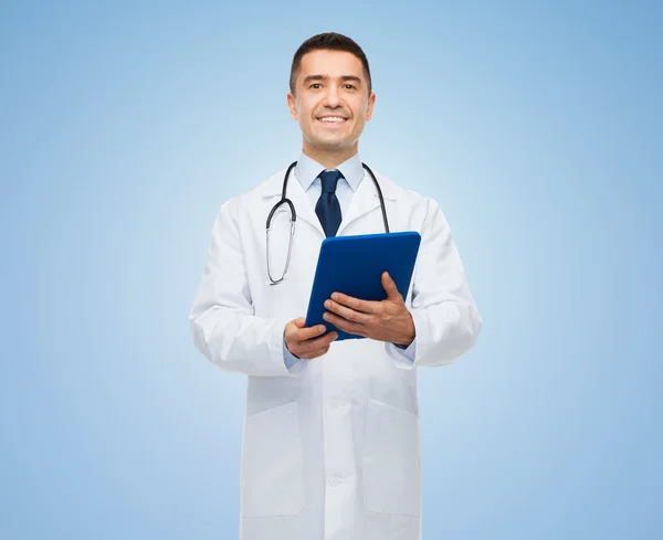 Uśmiechnięty mężczyzna lekarz w białym płaszczu z komputera typu tablet — Zdjęcie stockowe