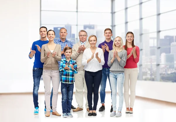 Group of smiling people applauding — Stockfoto