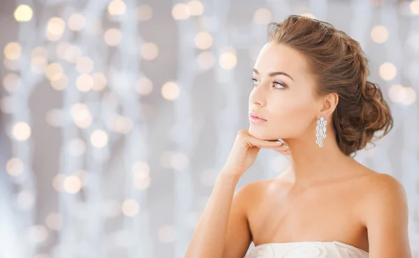 Hermosa mujer con brillantes pendientes de diamantes —  Fotos de Stock