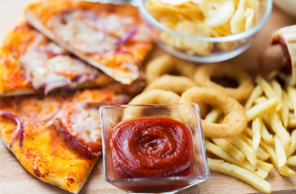 Primer plano de bocadillos de comida rápida en la mesa de madera — Foto de Stock