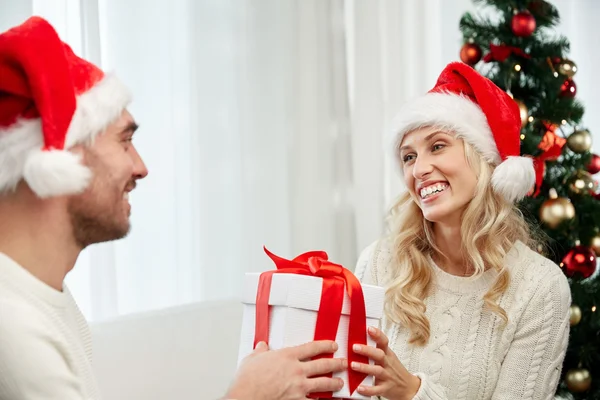 Happy couple at home with christmas gift box — Stock Photo, Image
