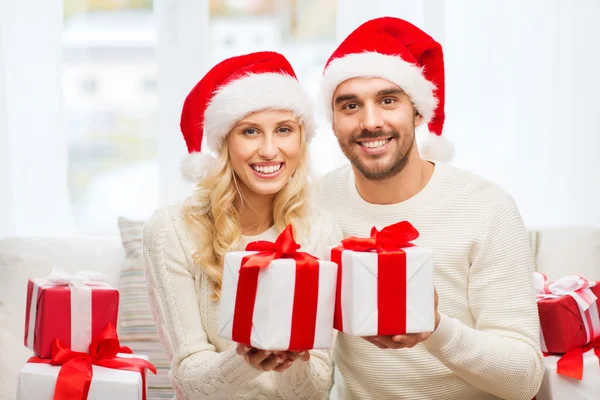 Happy couple at home with christmas gift boxes — Stock Photo, Image