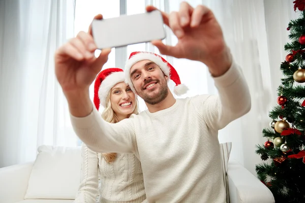 Casal tomando selfie com smartphone no Natal — Fotografia de Stock