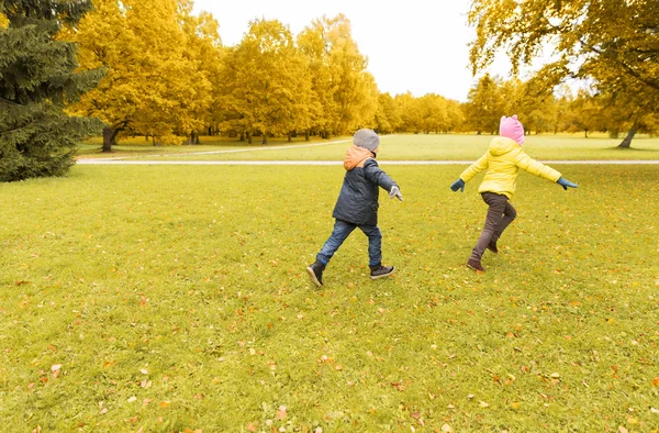 Grupo de niños pequeños y felices corriendo al aire libre — Foto de Stock