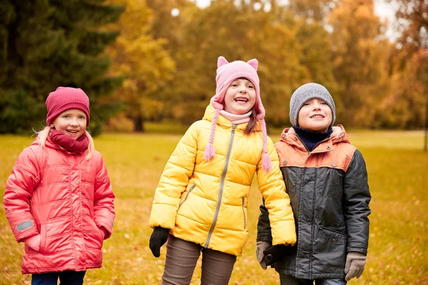 Gruppo di bambini felici nel parco autunnale — Foto Stock