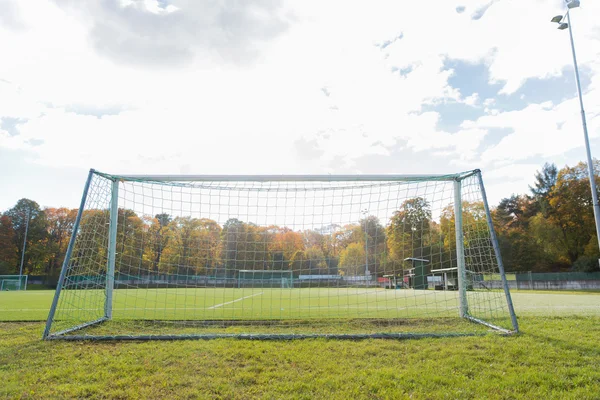 Gol de futebol em campo — Fotografia de Stock