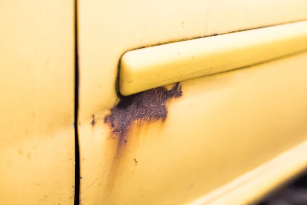 Bliska powierzchni drzwi Zardzewiałego samochodu — Zdjęcie stockowe
