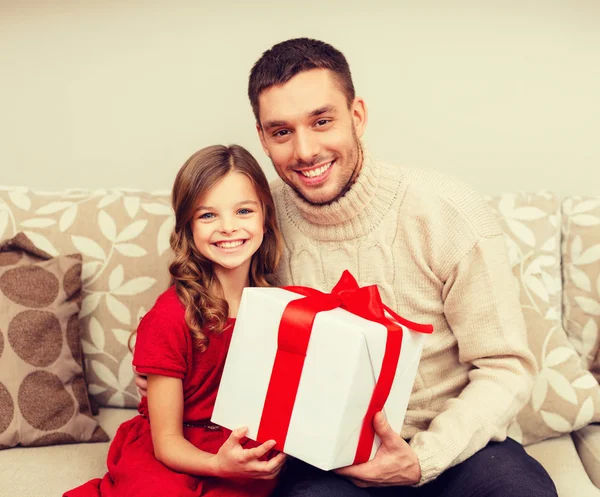 Smiling father and daughter holding gift box — Stock Photo, Image