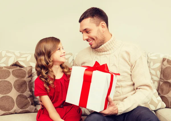 Lächelnder Vater und Tochter schauen einander an — Stockfoto