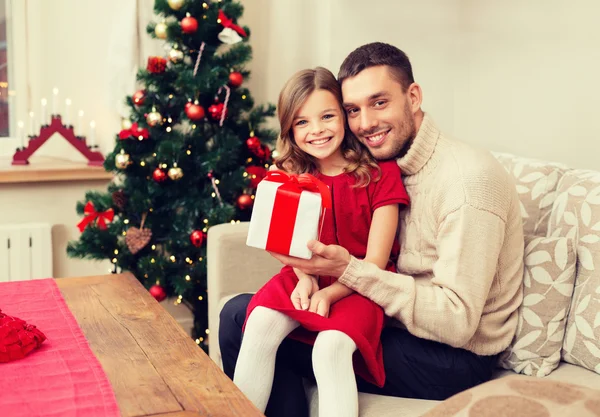 Leende far och dotter håller presentförpackning — Stockfoto