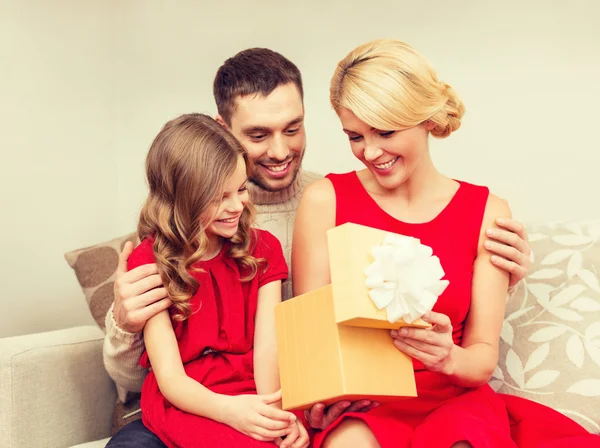 Openen van de doos van de gift en gelukkige familie — Stockfoto