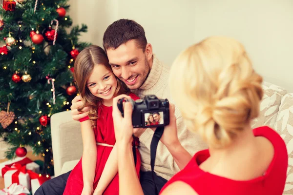 Madre tomando fotos de padre e hija — Foto de Stock