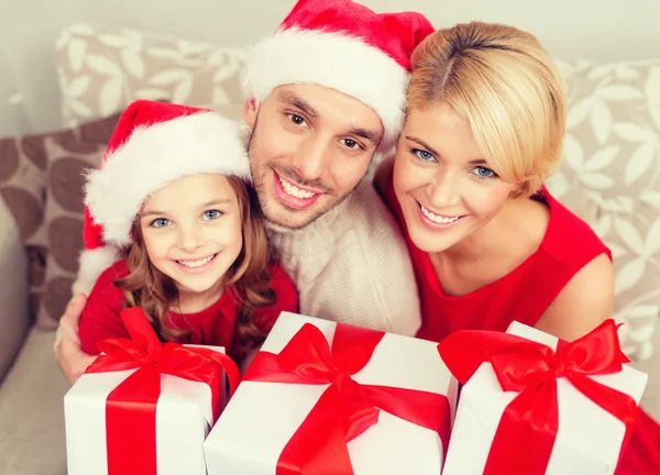 Sorrindo família segurando muitas caixas de presente — Fotografia de Stock