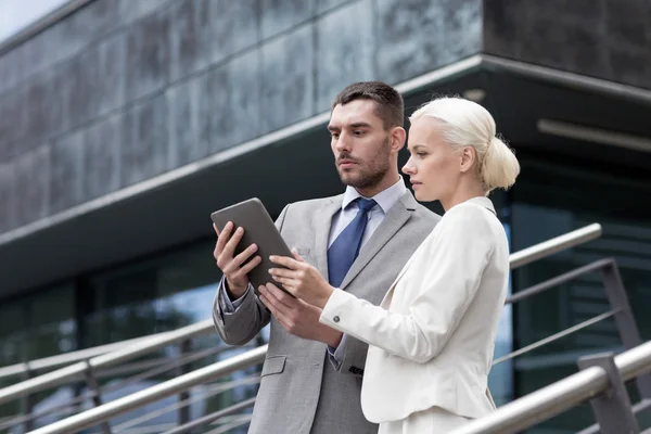 Empresarios con tableta pc al aire libre —  Fotos de Stock