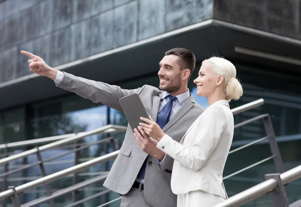 Hombres de negocios sonrientes con tableta pc al aire libre —  Fotos de Stock