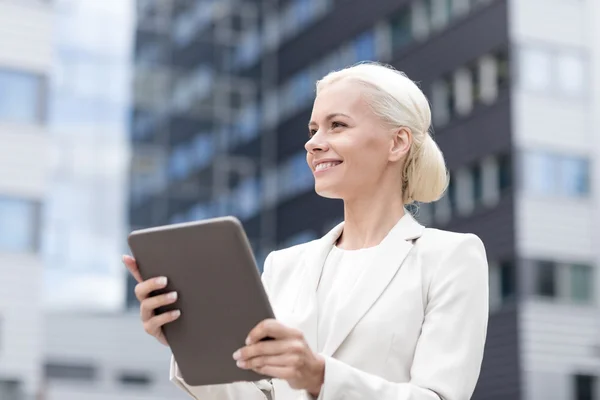 Tablet pc açık havada ile gülümseyen iş kadını — Stok fotoğraf