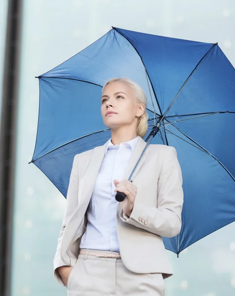 Giovane donna d'affari seria con ombrello all'aperto — Foto Stock