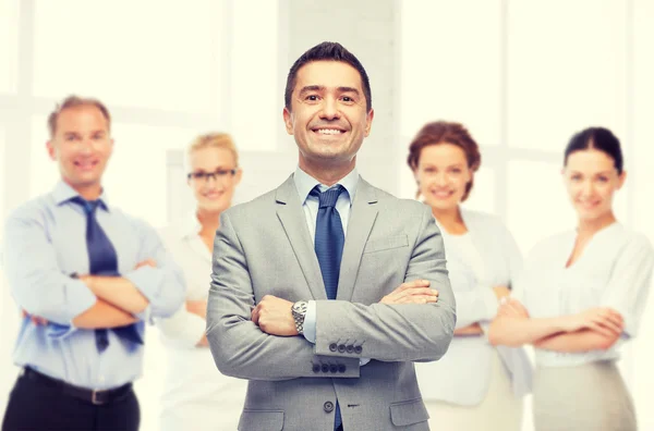Glücklich lächelndes Business-Team über Büroraum — Stockfoto