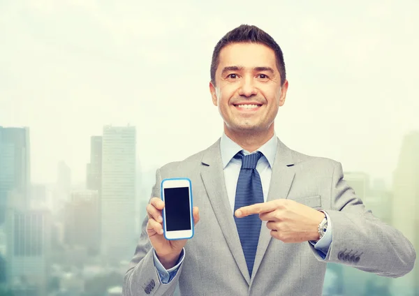 Hombre de negocios feliz mostrando la pantalla del teléfono inteligente — Foto de Stock