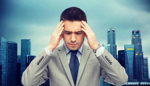 Hombre de negocios en traje con dolor de cabeza — Foto de Stock