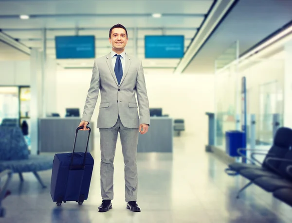 Homem de negócios feliz em terno com saco de viagem — Fotografia de Stock