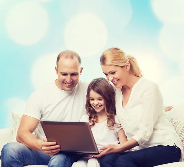 Smiling family with laptop — Stok fotoğraf