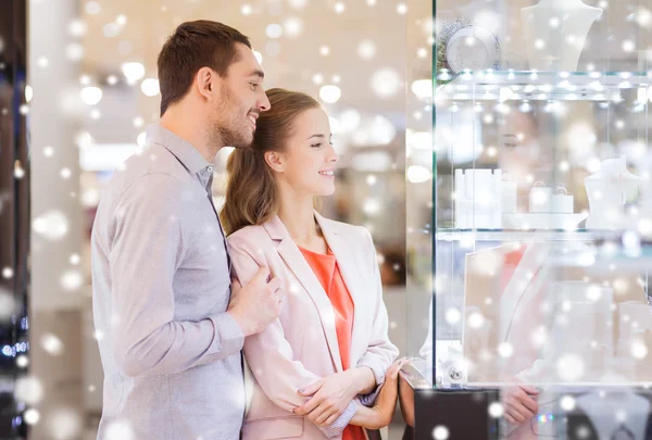 Pareja mirando a la ventana de compras en la joyería — Foto de Stock