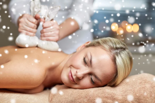 Närbild på kvinna med växtbaserade väska massage i spa — Stockfoto