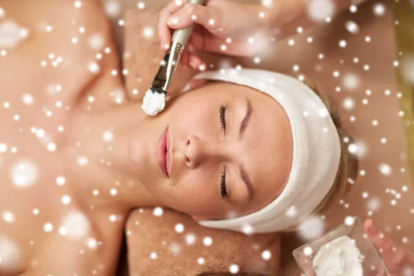 Kvinna ansikte och kosmetolog applicera mask i spa — Stockfoto