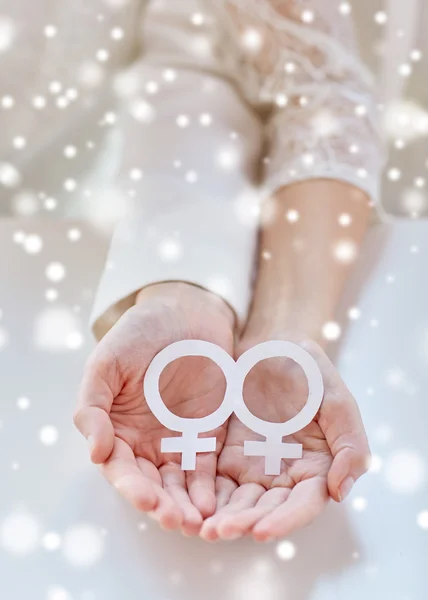 Close up de feliz casal lésbico com símbolo de Vênus — Fotografia de Stock