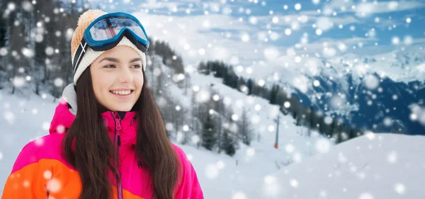 Felice giovane donna in occhiali da sci sopra le montagne — Foto Stock