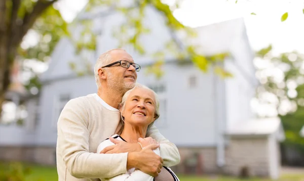 Senior couple hugging over living house background — Stock Photo, Image
