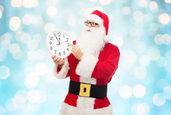 Adam Noel Baba kostüm ile masa saati — Stok fotoğraf